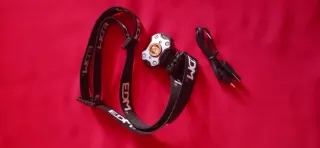 Linterna frontal con diadema y cable