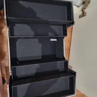 Maletín plateado con asa y cierres