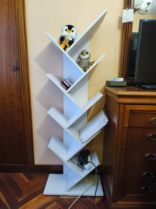Estantería blanca diseño árbol.