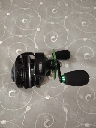 Carrete de pesca casting negro y verde