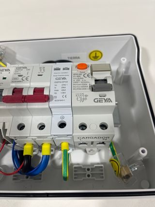 Cuadro de protecciones para cargador coche elecelé