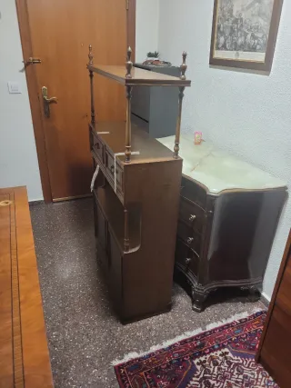 Mueble antiguo. Estantería con cajones