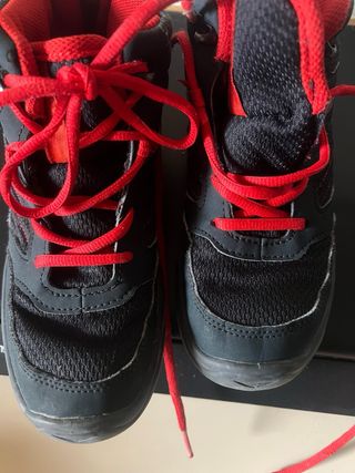 Botas de montaña negras y rojas