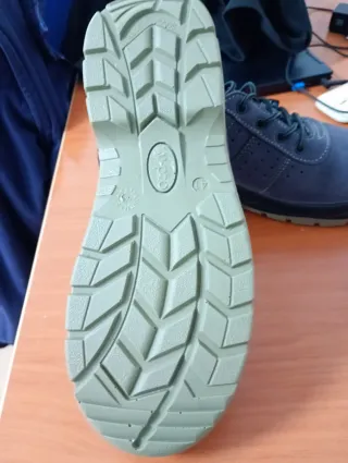 Zapatos de trabajo grises