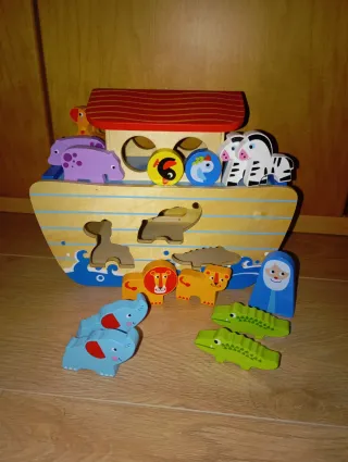 Arca de Noé de madera con figuras juguete