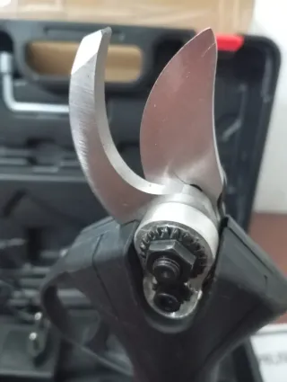 TIJERAS PARA PODAR A BATERÍA.