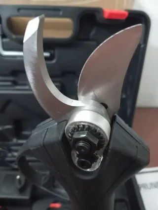 TIJERAS PARA PODAR A BATERÍA.