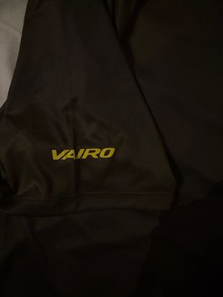 Camiseta Vairo pádel marrón y amarilla