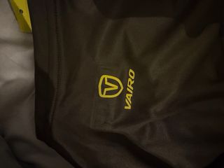 Camiseta Vairo pádel marrón y amarilla