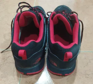 Zapatillas The North Face Negras y Rojas