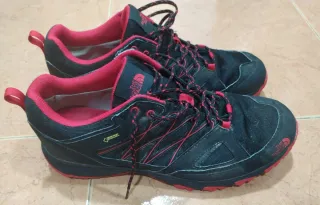 Zapatillas The North Face Negras y Rojas