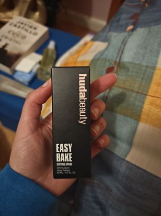 Spray Fijador Huda Beauty Easy Bake