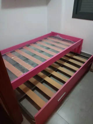 Escritorio infantil rosa con cajonera
