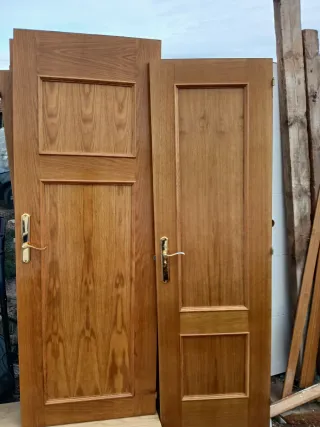Puertas de madera con manillas doradas