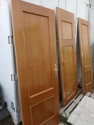 Puertas de madera con manillas doradas