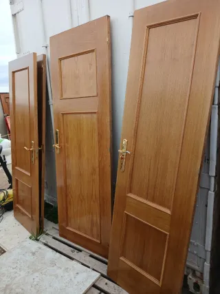 Puertas de madera con manillas doradas