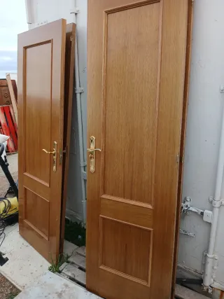 Puertas de madera con manillas doradas