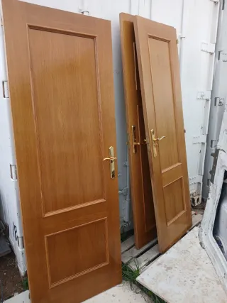 Puertas de madera con manillas doradas