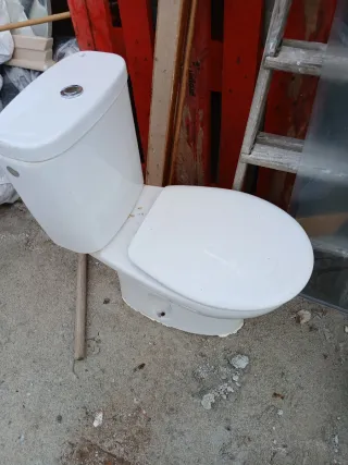 Puertas de madera con manillas doradas