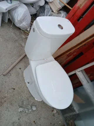 Puertas de madera con manillas doradas