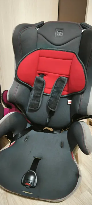 Dos sillas de coche Babyauto rosa y otra gris.