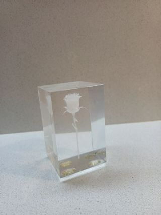 Figura decorativa de vidre gravada amb làser 3D