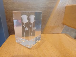 Figura decorativa de vidre gravada amb làser 3D