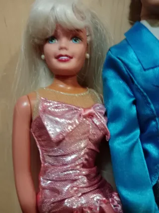 Dos muñecos Ken y Barbie