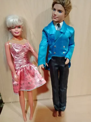 Dos muñecos Ken y Barbie