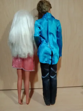 Dos muñecos Ken y Barbie