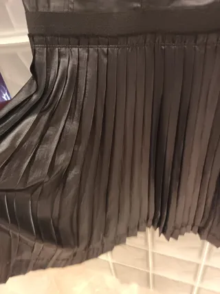 Vestido Guess Negro Malla y Plisado