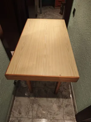 Mesa de billar con tacos y bolas.