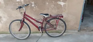 Bicicleta de paseo color burdeos