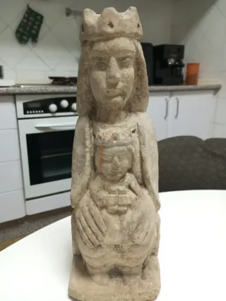 Figura de piedra antigua