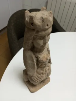 Figura de piedra antigua