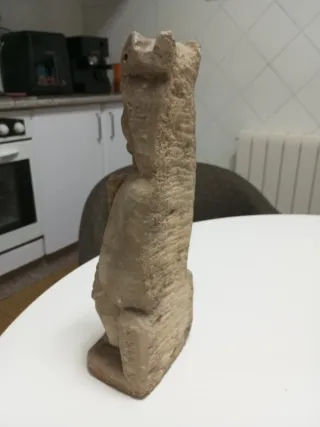 Figura de piedra antigua