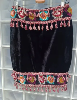 Falda negra con bordado y flecos