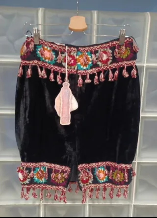 Falda negra con bordado y flecos