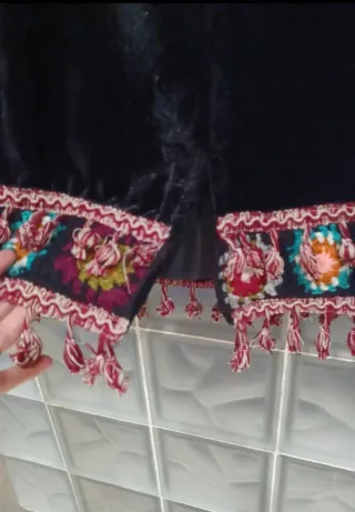 Falda negra con bordado y flecos