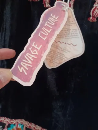 Falda negra con bordado y flecos