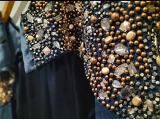 Vestido fiesta de pedrería con escote en espalda