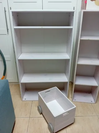 Estantería y caja madera con ruedas marca Flexa
