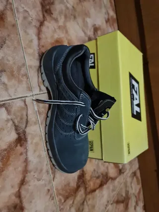 Zapatos de seguridad grises talla 40 sin usar