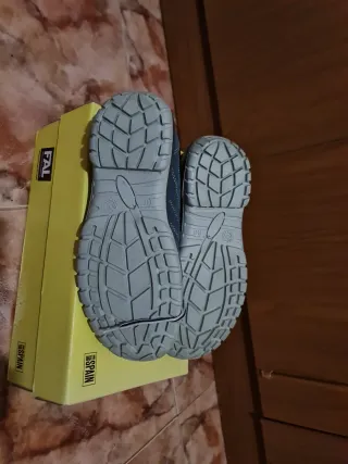 Zapatos de seguridad grises talla 40 sin usar
