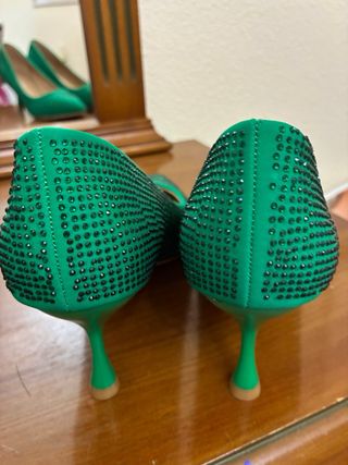 Zapatos verdes brillantes de fiesta