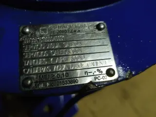 Bomba de agua industrial azul