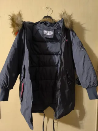 Abrigo gris con capucha y pelo