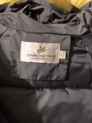 Abrigo gris con capucha y pelo