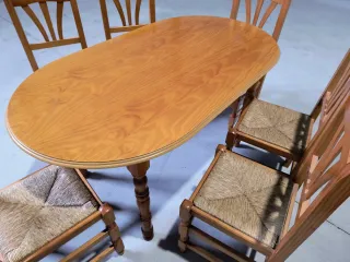 Mesa de comedor y sillas