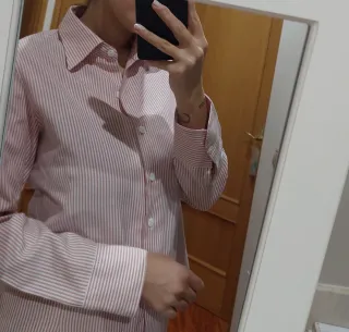 Camisa de rayas rojo claro y blanca